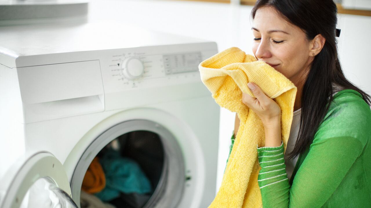Existen trucos caseros que ayudan a eliminar los malos olores de la ropa.