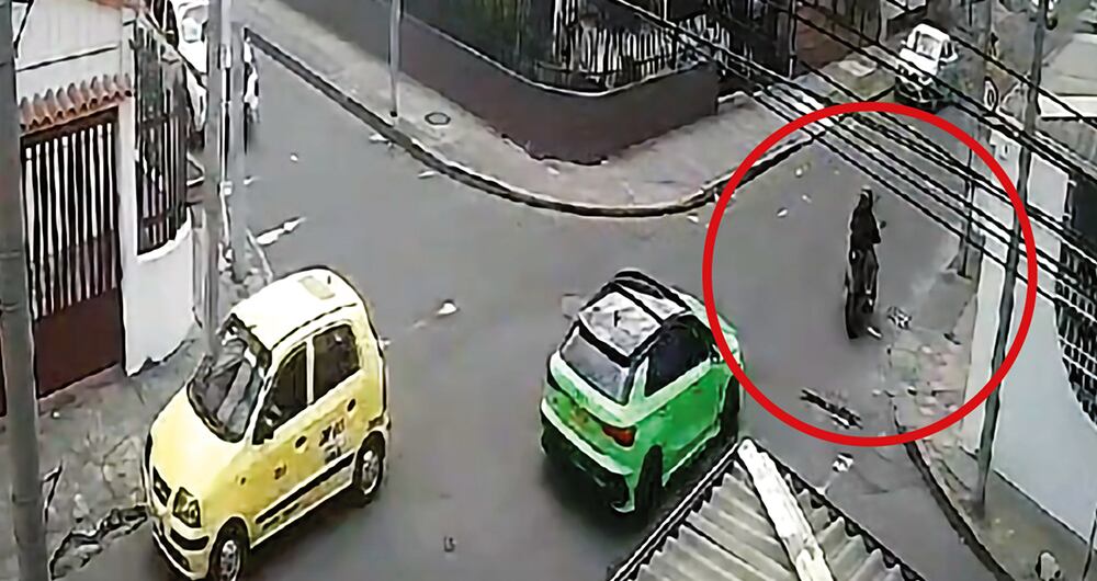 Los ladrones, pensando que habían coronado su trabajo sucio, arrancaron a toda velocidad hasta donde habían dejado parqueada la otra moto a unos 50 metros, sin saber que Luis venía detrás.