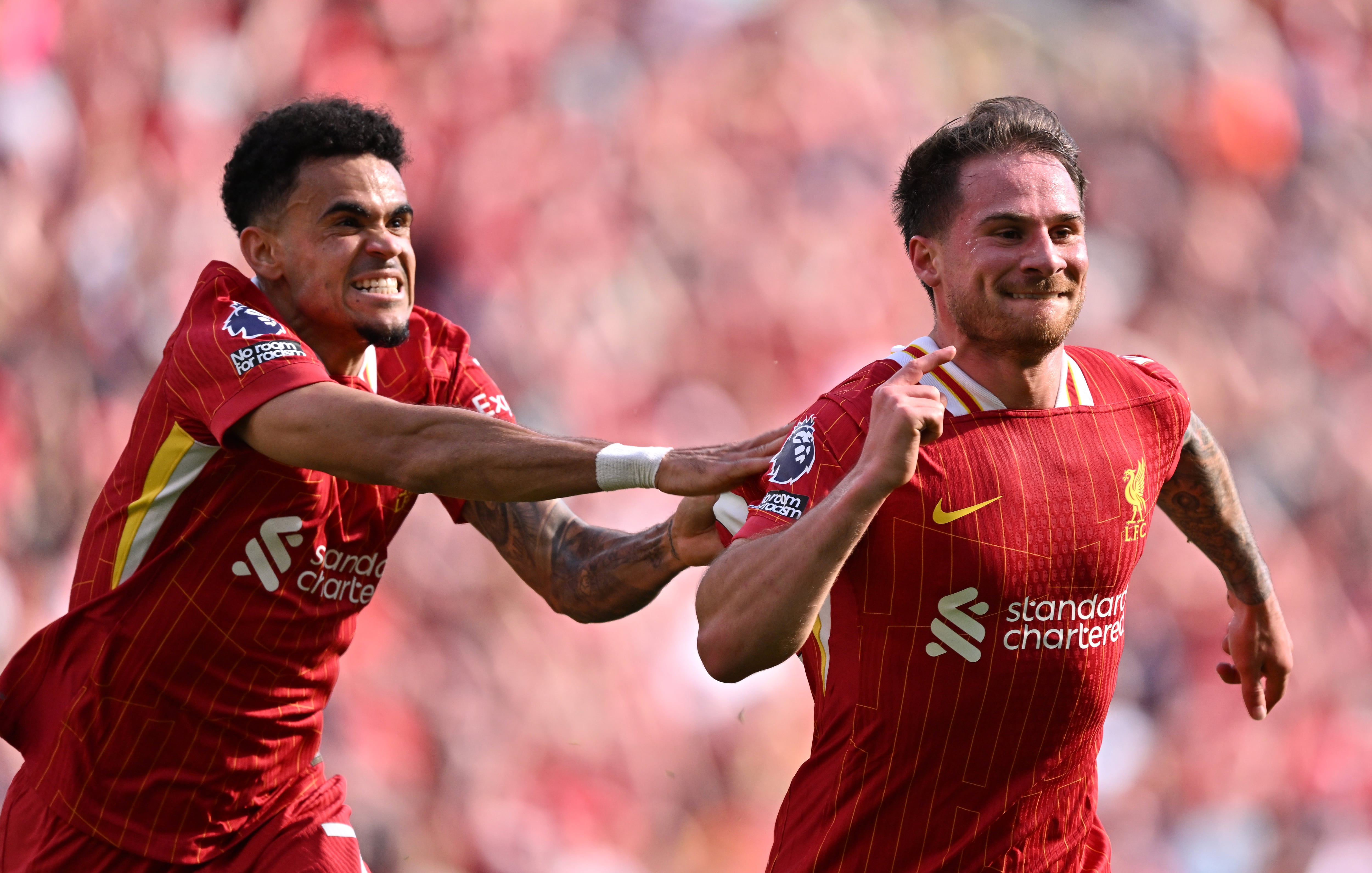 Alexis Mac Allister y Luis Díaz celebrando un tanto de Liverpool en Premier