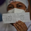 Primer carné de vacunación. Este indica la primera aplicación y muestra el espacio para una segunda aplicación.