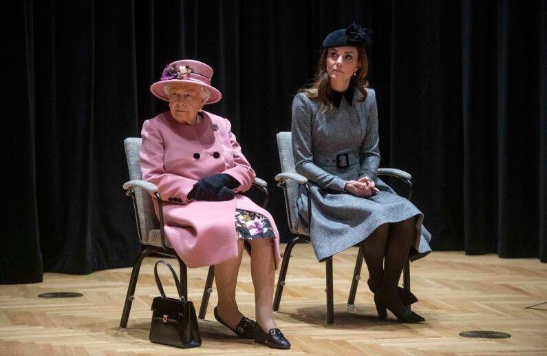 19 de marzo - La reina  Isabel II y la duquesa de Cambridge visitan Kingís College, para abrir Bush House, las últimas instalaciones de educación y aprendizaje en el campus de Strand. FOTO:  Paul Grover / POOL / AFP