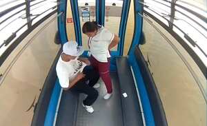 A la pareja se le llamó la atención por los altavoces del teleférico mientras viajaban en él.