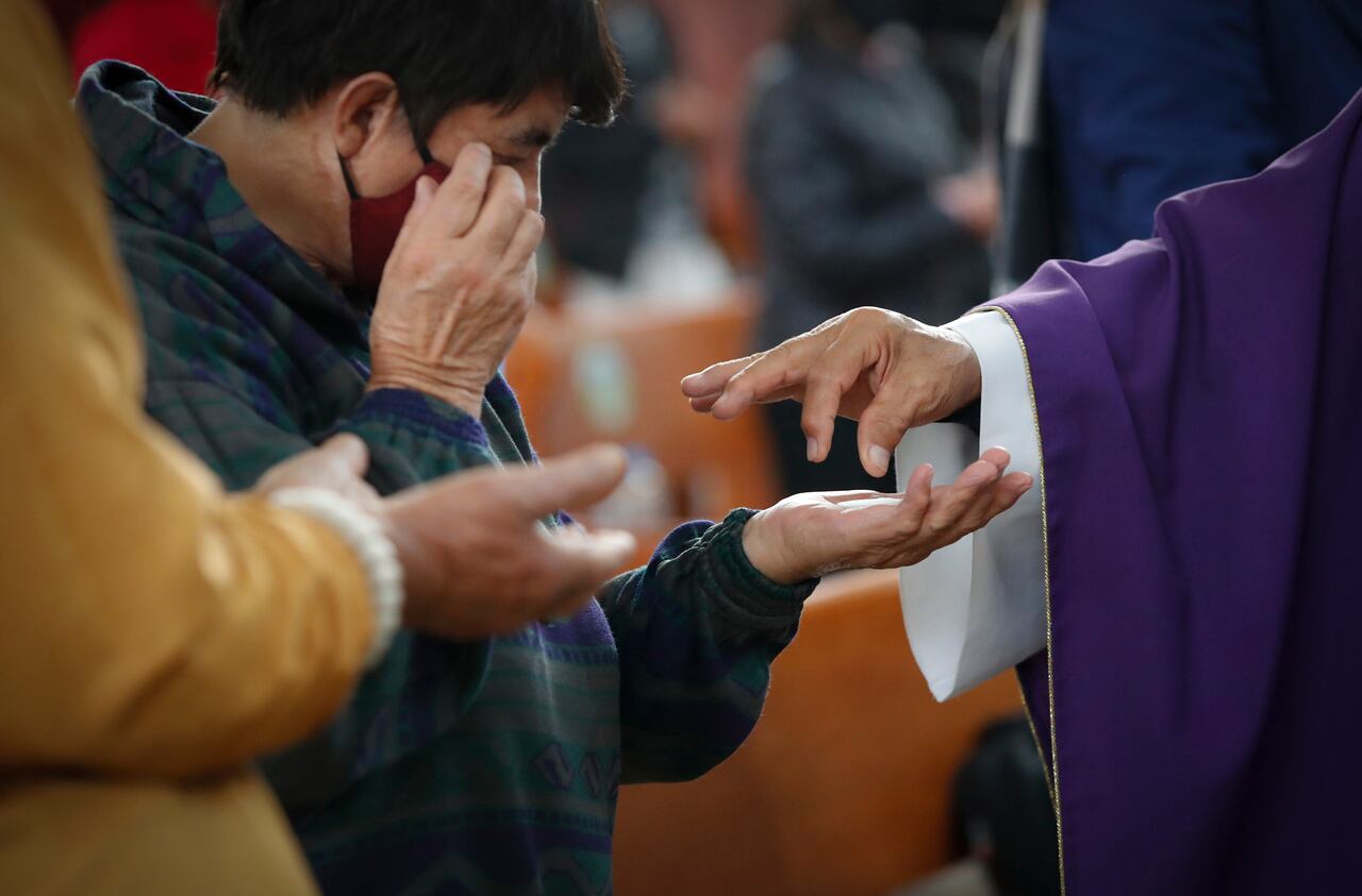 Luego de abierta la iglesia en septiembre, poco a poco comenzaron a reactivarse los sacramentos.
Bogotá marzo 23 del 2021
Foto Guillermo Torres Reina / Semana
