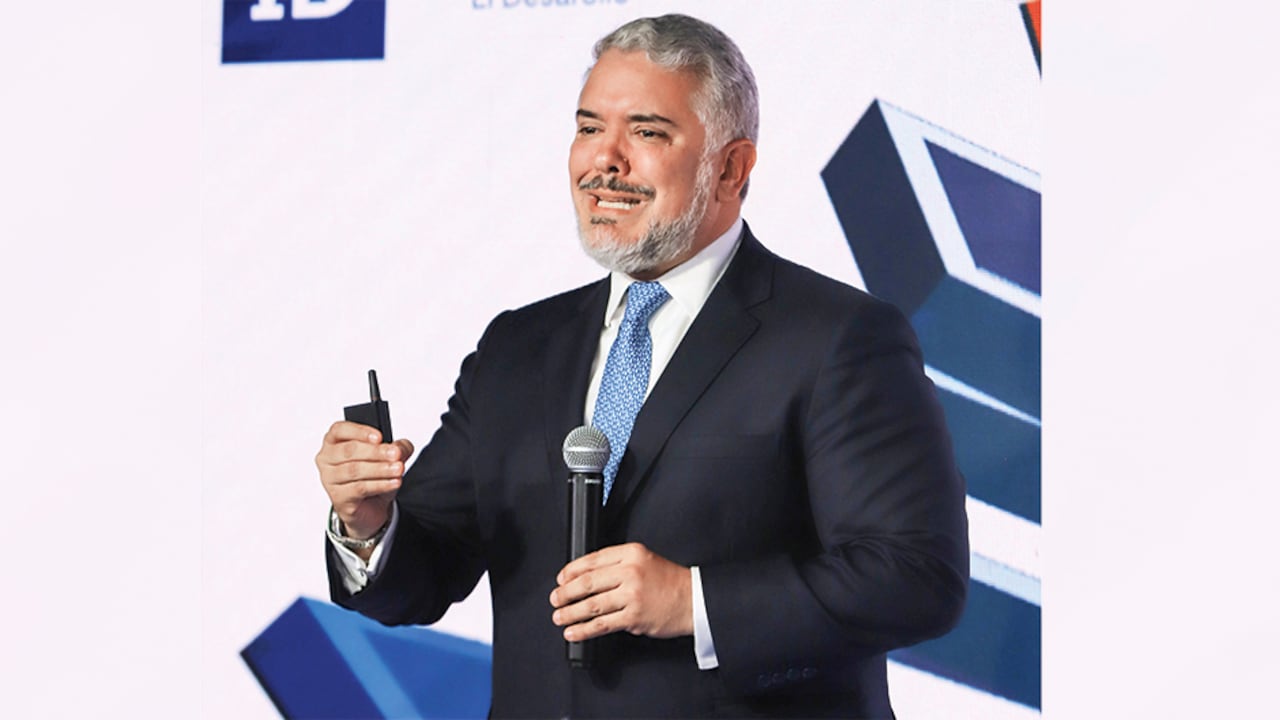 “SON UNOS CÍNICOS, CON EL DINERO DEL ESTADO VAN A COMPRAR VOTOS PARA LA CONSULTA DE LAS REFORMAS”. Iván Duque