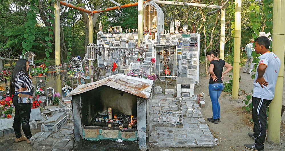 Los entrevistados dicen que cuando acudieron a la niña Omaira, como la llaman, se sentían atrapados en el lodo sin ver una salida a sus problemas y luego de manera milagrosa pudieron volver a respirar. 