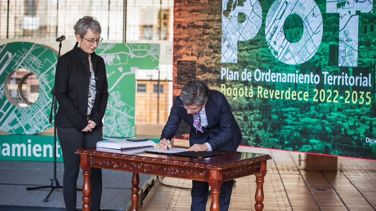 Alcaldesa Claudia López firmando el decreto por el cual se adopta la revisión del POT de Bogotá.