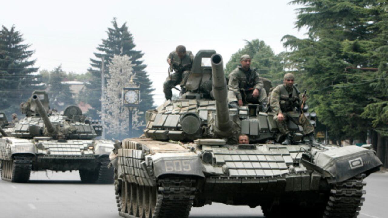 Soldados rusos sentados sobre vehículos blindados, en una calle de Gori, Georgia, cerca de la provincia separatista de Osetia del Sur. Fuerzas militares rusas ocupan la ciudad de Gori, en el oeste de Georgia, según autoridades de este país.