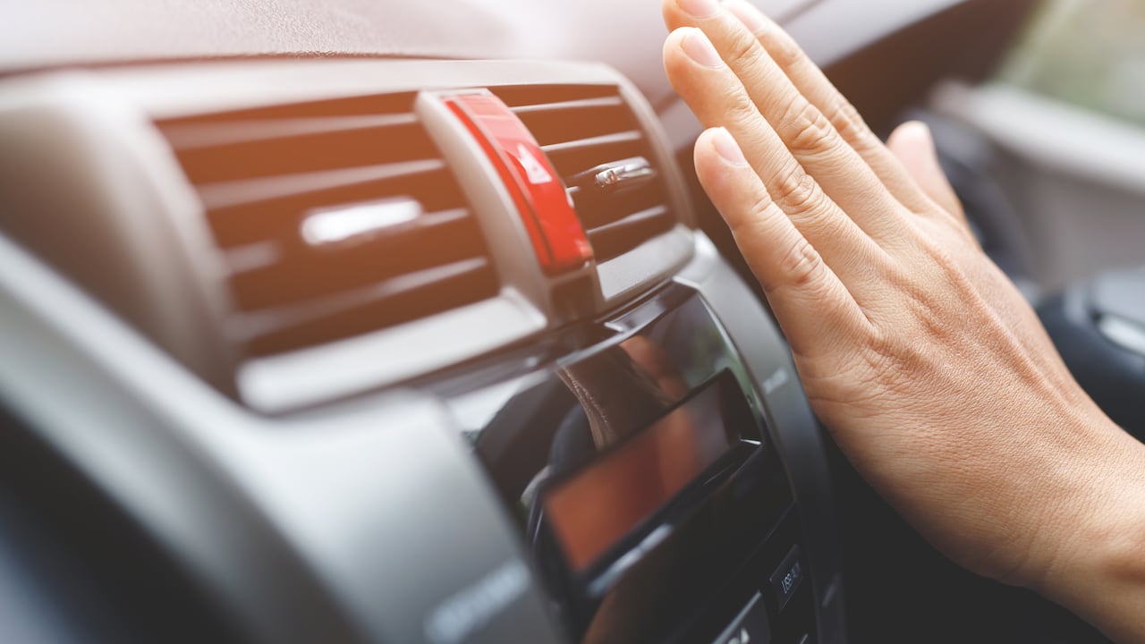 El uso del aire acondicionado sí genera un gasto de combustible.