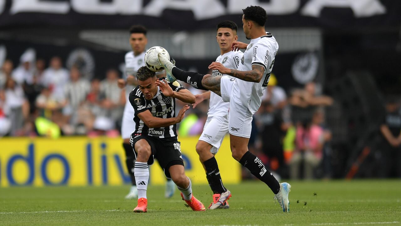 Patada ‘criminal’ empañó la final de la Copa Libertadores entre Atlético Mineiro y Botafogo: impactante video es viral