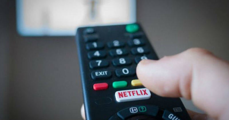 Para muchos, el televisor en el dormitorio es una fuente de entretenimiento.