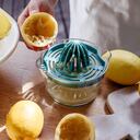 Las cáscaras de limón exprimido tienen diferentes usos.