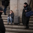 La gente camina en el subterráneo para tomar un tren al salir de la ciudad de Kiev, Ucrania, el jueves 24 de febrero de 2022. El presidente ruso, Vladimir Putin, anunció el jueves una operación militar en Ucrania y advirtió a otros países que cualquier intento de interferir con la La acción rusa conduciría a "consecuencias que nunca has visto". (Foto AP/Emilio Morenatti)