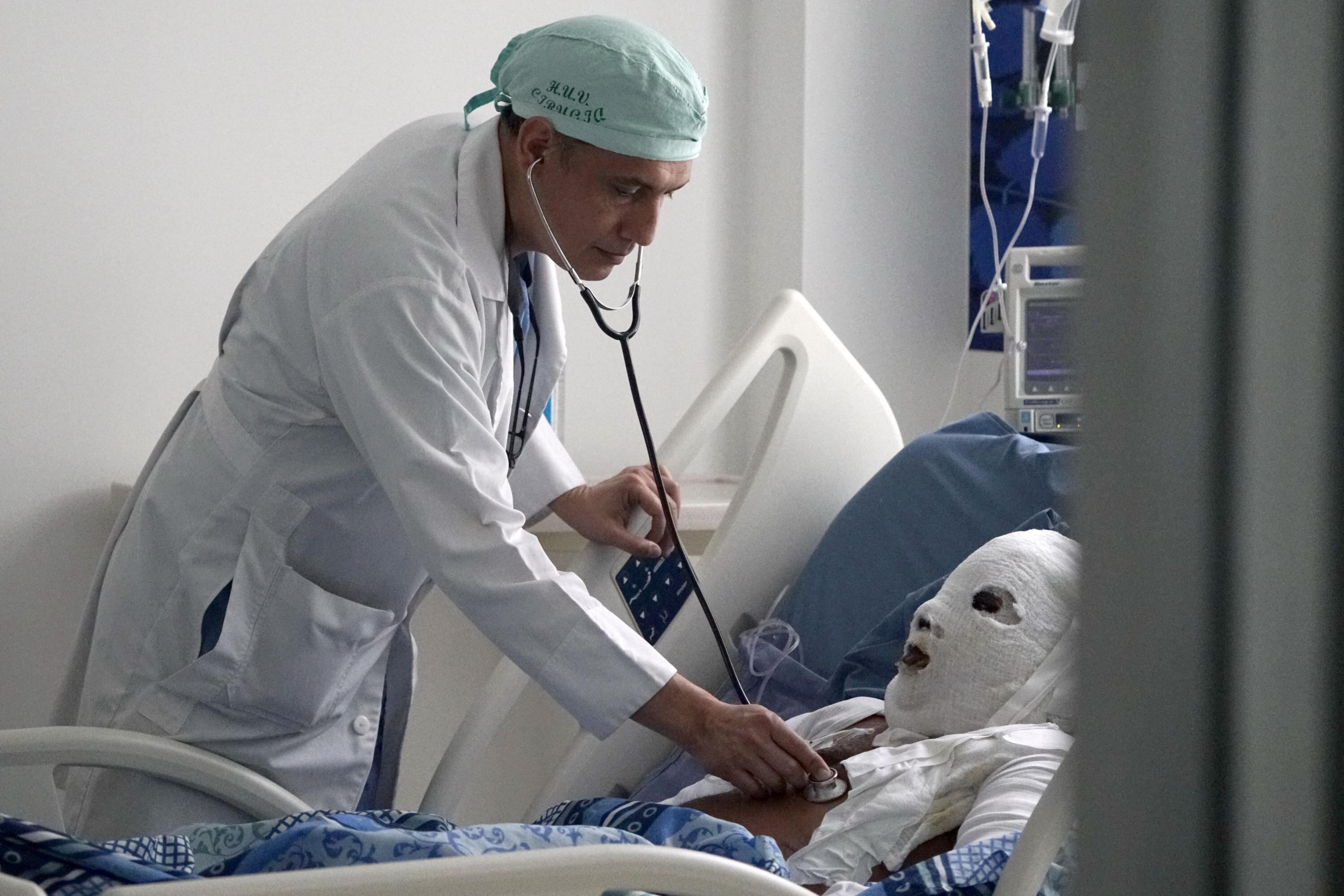 “La idea es que no tengamos quemados, pero si llegase a suceder, en casa lo que podemos hacer es lavar con abundante agua corriente en el sitio de la quemadura y acudir al centro asistencial más cercano a la casa y que maneje pacientes quemados”, aconseja una especialista del Hospital Universitario del Valle.