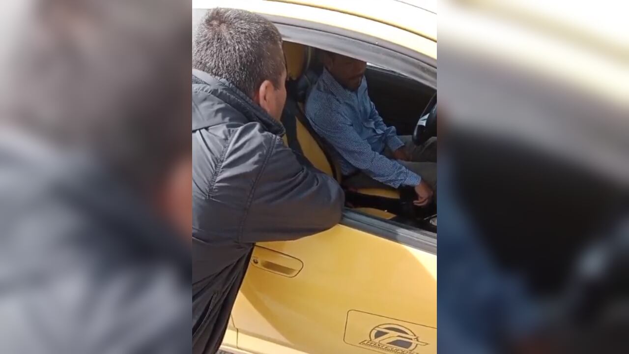 Los dos taxistas amenazaron a su compañero con destruirle el carro.