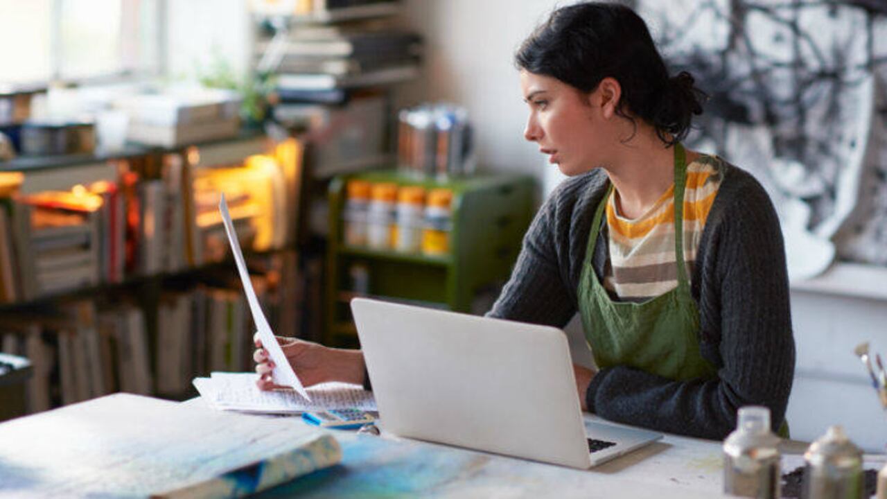 De acuerdo con la Dian, toda empresa o persona natural que tenga empleados está obligada a implementar la nómina electrónica.