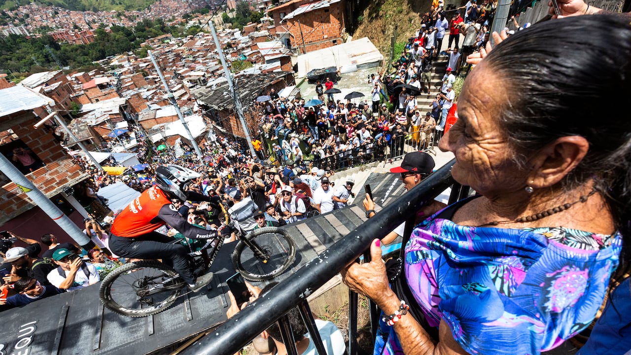 El 4 de marzo, la Comuna 13 de Medellín vivió Red Bull Cerro Abajo Medellín 2023, una de las competencias más importantes de downhill urbano de Suramérica y el mundo. Evento deportivo lleno de color, emoción, adrenalina y cultura.