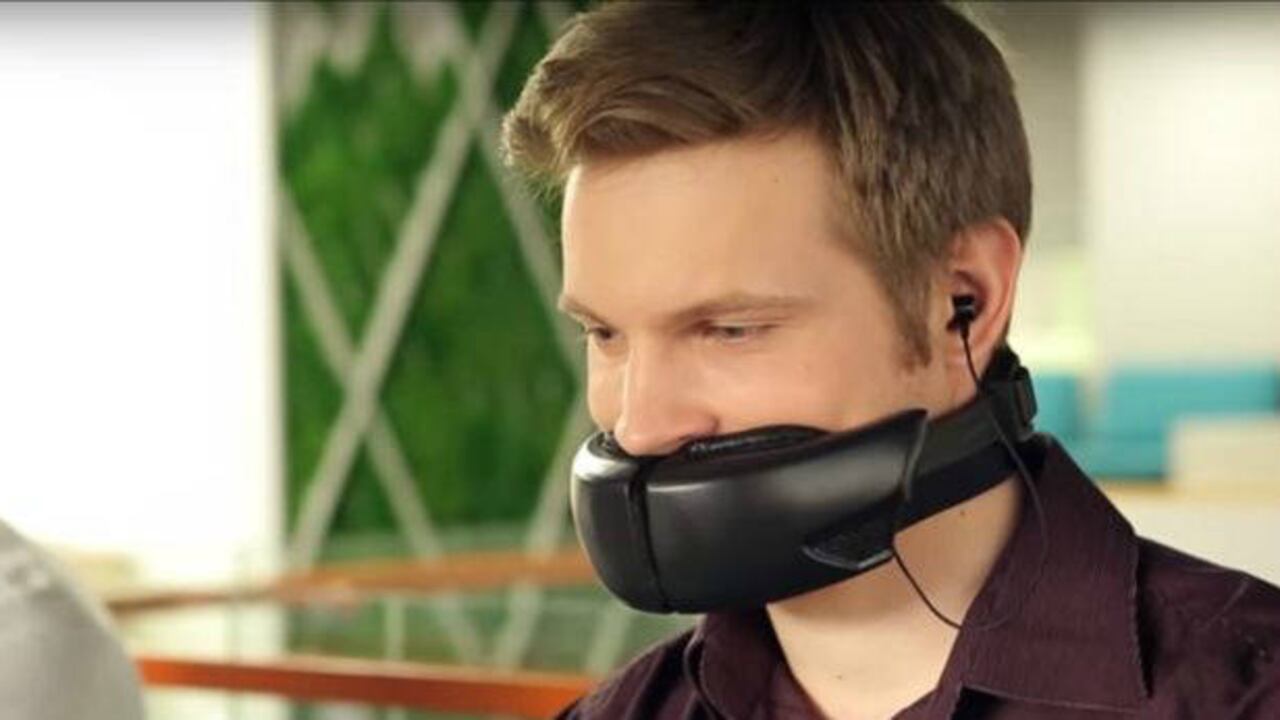 Los auriculares cuentan con unos altavoces externos que pueden emitir música o ruido