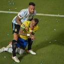 Nicolás Otamendi levanta del suelo a Raphinha luego de la acción polémica del partido