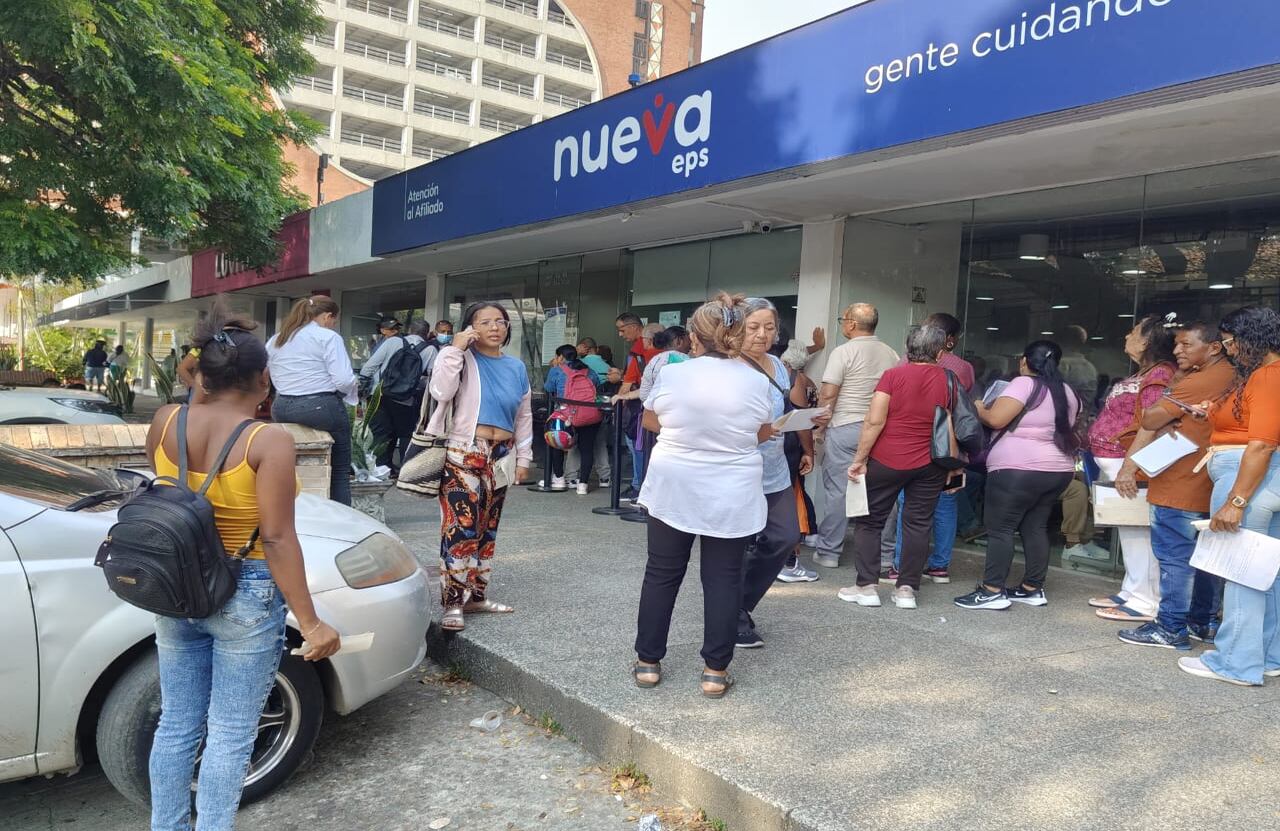 Nueva EPS en Cali: usuarios hacen largas filas para autorizar citas y otros trámites.