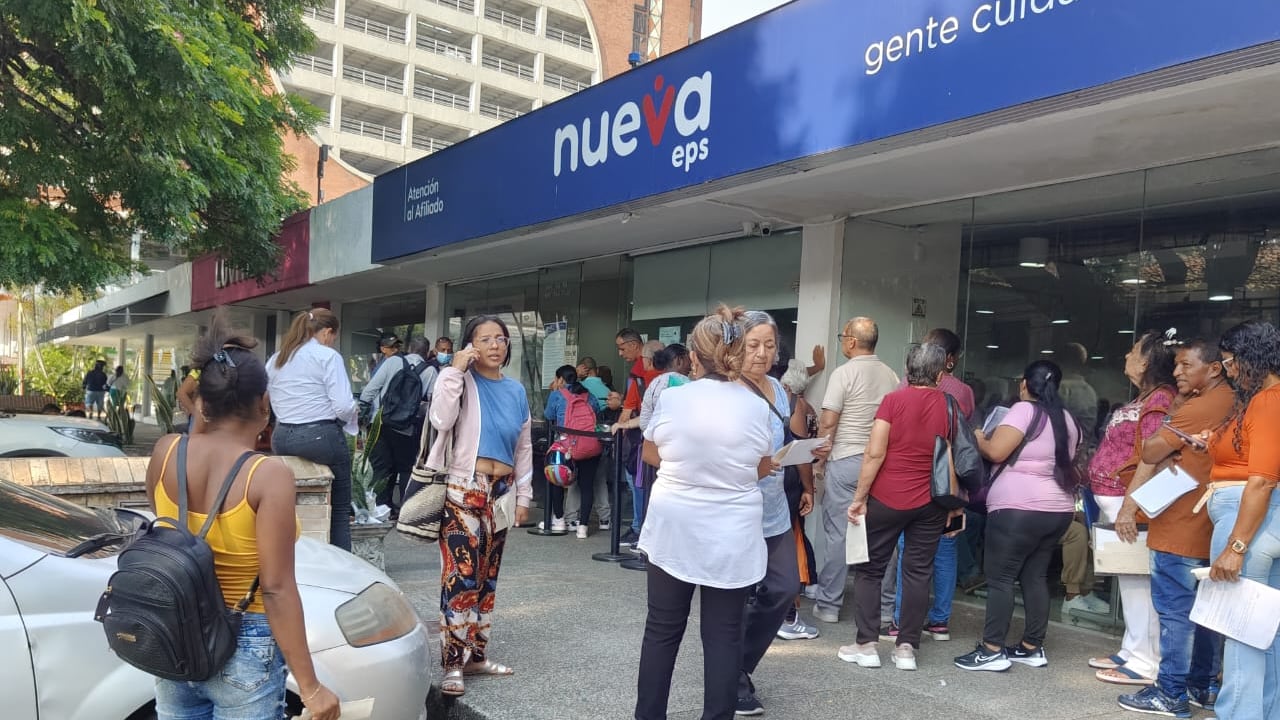Nueva EPS en Cali: usuarios hacen largas filas para autorizar citas y otros trámites.