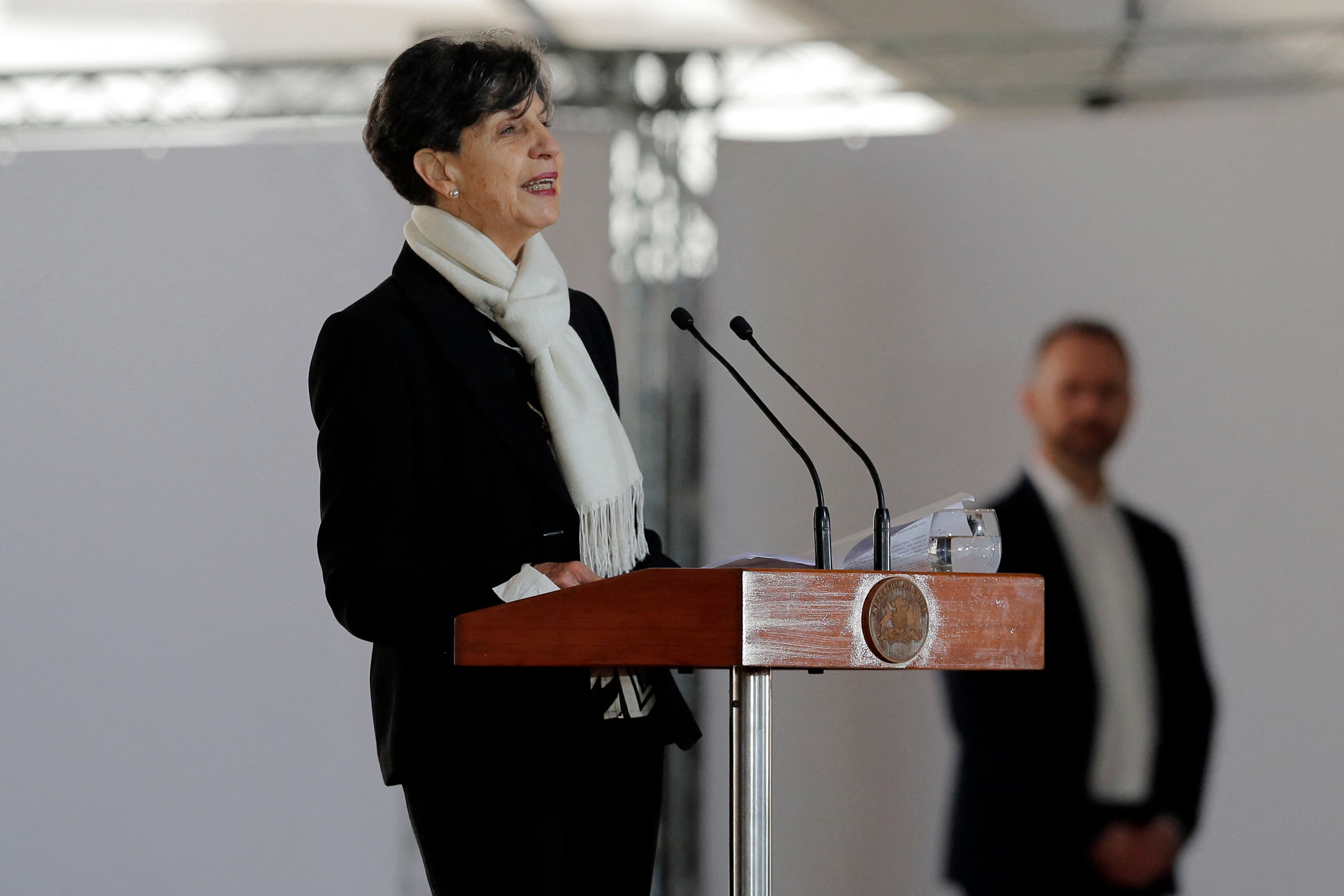 La senadora chilena Isabel Allende, hija del ex presidente Salvador Allende, habla durante una ceremonia para conmemorar el 50º aniversario de la dictadura chilena frente al Palacio Presidencial de La Moneda en Santiago, el 11 de septiembre de 2023.