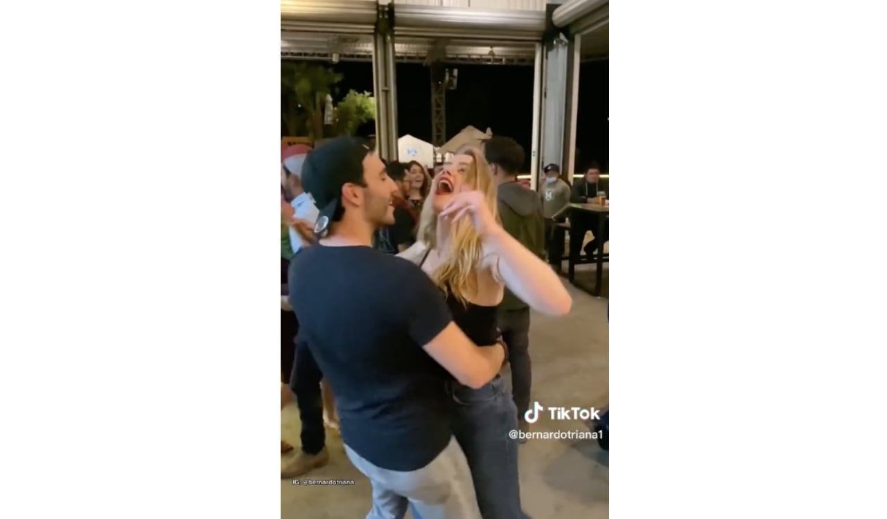 Amber Heard bailando al son de Selena