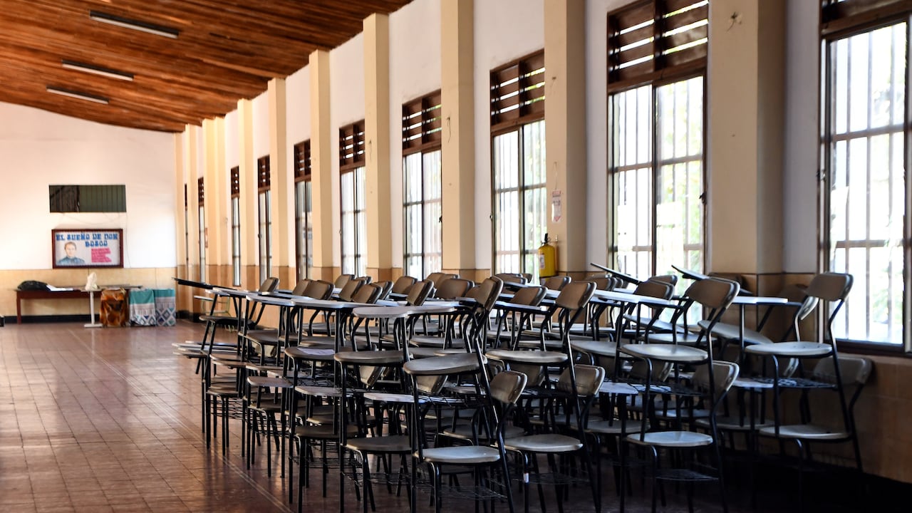 Más de 700 colegios han cerrado en el país en el último año.