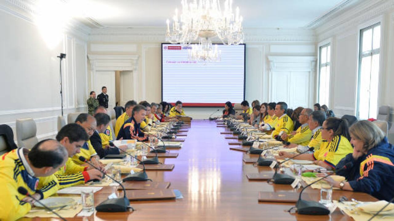 El presidente Juan Manuel Santos y sus ministros lucieron camisas de la selección Colombia durante el Consejo de Ministros.