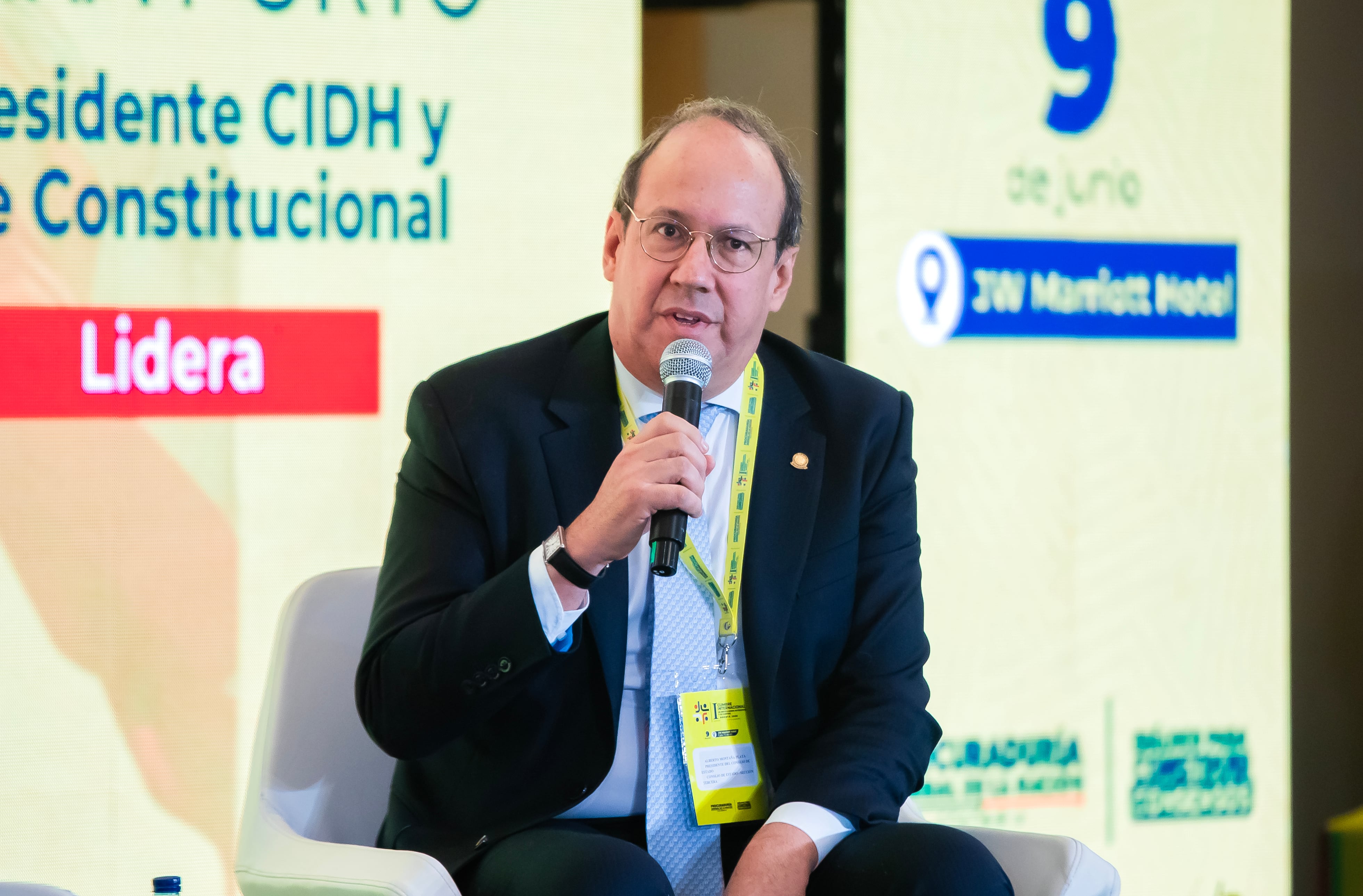 Alberto Montaña Plata, presidente del Consejo de Estado, defendió el papel de la justicia administrativa como uno de los principales controles al Ejecutivo: “El presidente de la República no tiene el deber de estar de acuerdo con las decisiones judiciales, pero sí tiene el deber de acatarlas”.