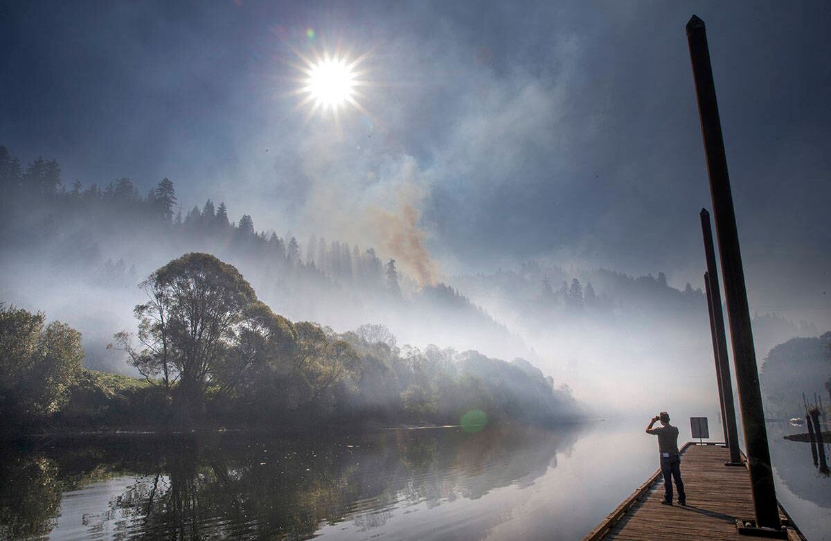 El humo se cierne sobre el río Siuslaw cerca de Mapleton, Oregón, mientras el incendio The Sweet Creek Milepost 2 arde en la ladera que domina la ciudad, el 1 de septiembre de 2020. Foto: Chris Pietsch / The Register-Guard vía AP 