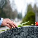 Según la IA, los funerales del año 2050 estarán caracterizados por la integración de pantallas interactivas y prácticas sostenibles, reflejando un enfoque moderno y respetuoso con el medio ambiente.