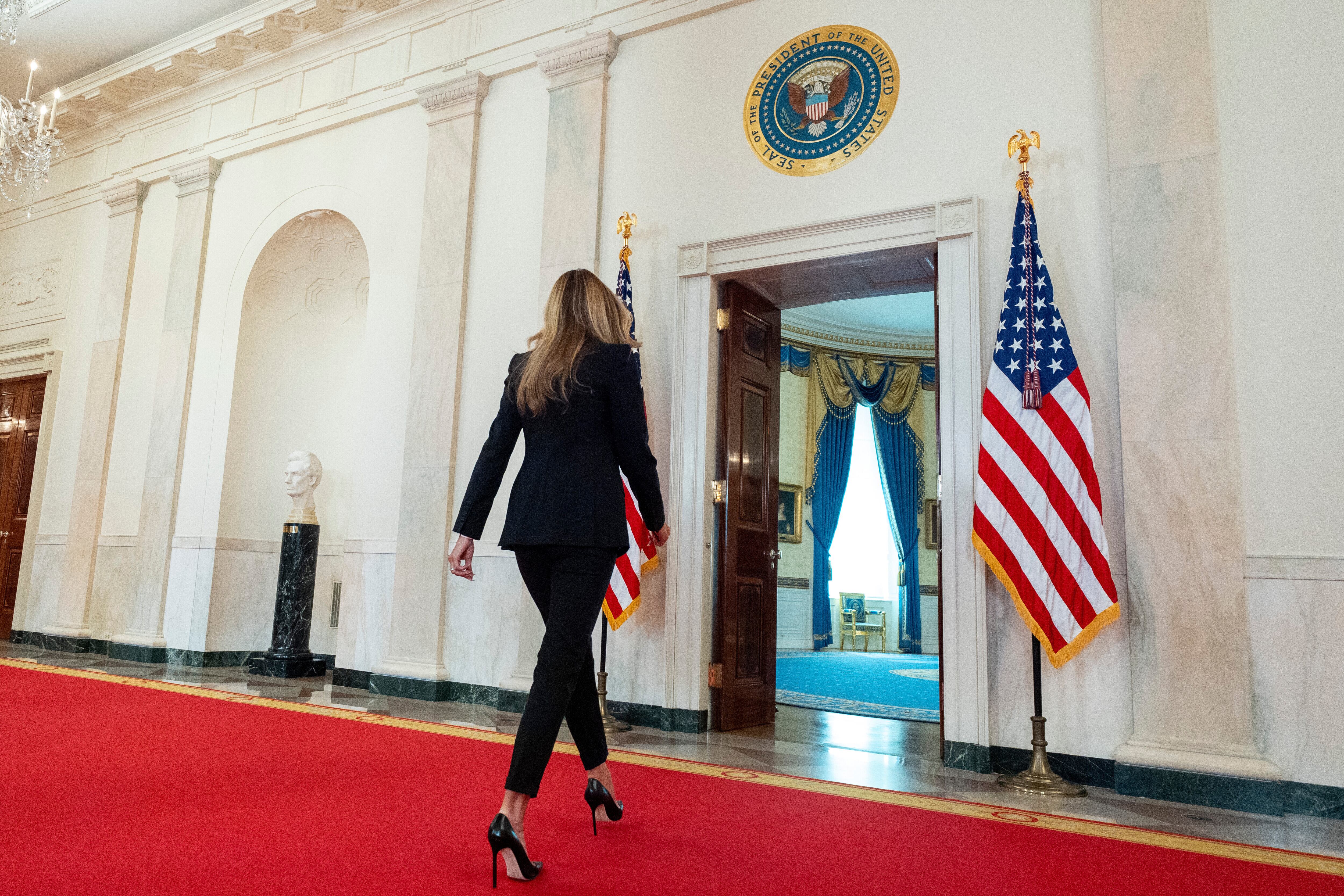 La primera dama Melania Trump sale después de hablar en el Gran Vestíbulo de la Casa Blanca, el viernes 10 de octubre de 2025, en Washington. (Foto AP/Alex Brandon, Piscina)