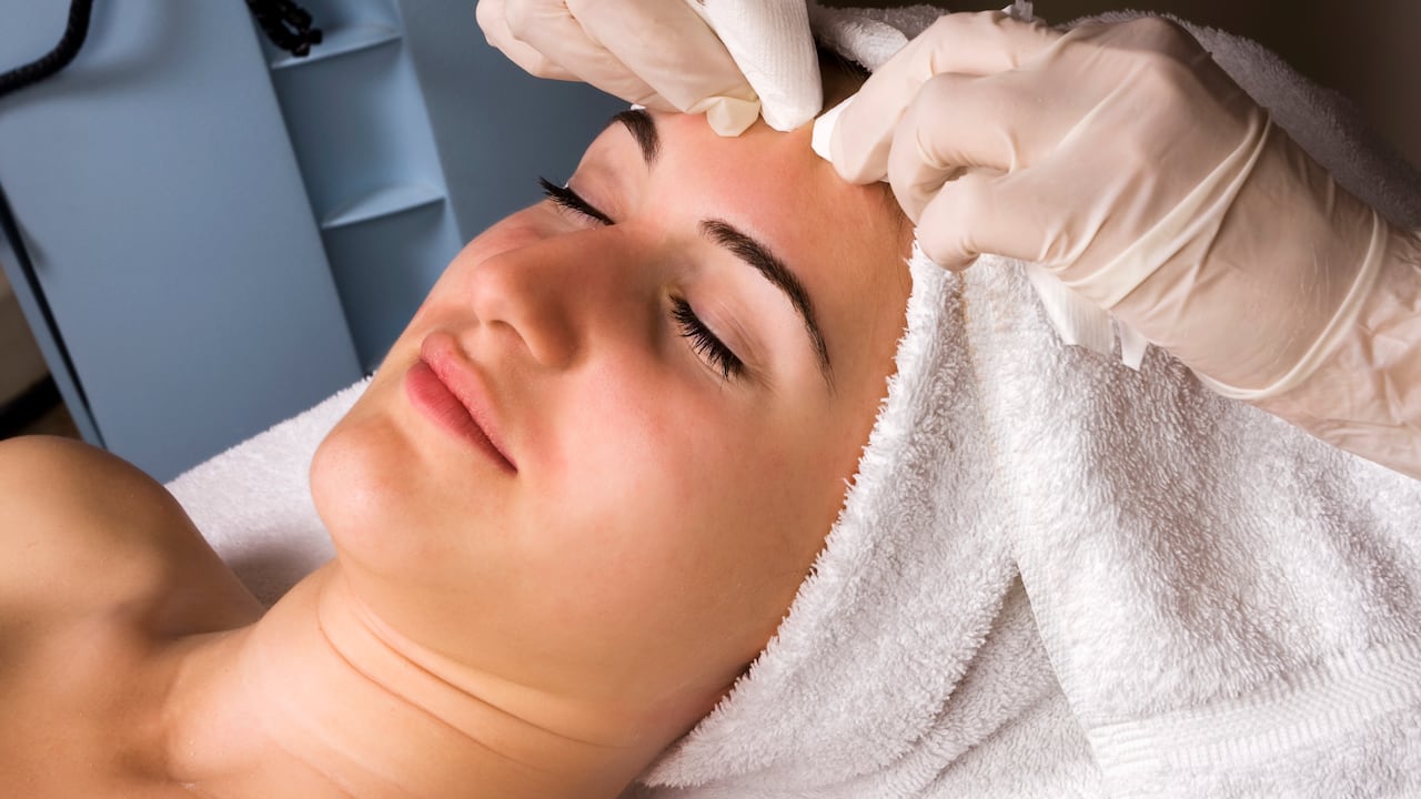 Con frecuencia, los forúnculos pueden aparecer en el rostro, la nuca, las axilas, los muslos y los glúteos.