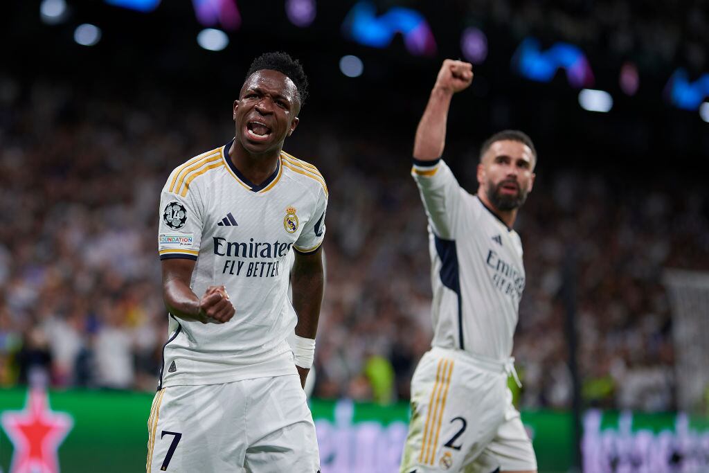 Vinicius Junior y Daniel Carvajal, del Real Madrid, celebran con el Trofeo de la Liga de Campeones de la UEFA tras la victoria del equipo durante el partido final de la Liga de Campeones de la UEFA 2023/24 entre el Borussia Dortmund y el Real Madrid CF en el estadio de Wembley el 1 de junio. 2024 en Londres, Inglaterra. (Foto de Michael Regan - UEFA/UEFA vía Getty Images)