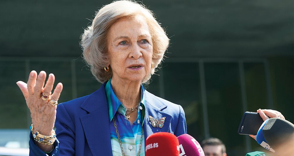 La reina Sofía, quien hasta ahora se había mantenido alejada del escándalo, también habría usado unas tarjetas de crédito asociadas a una cuenta extranjera, lo que podría representar un delito fiscal.