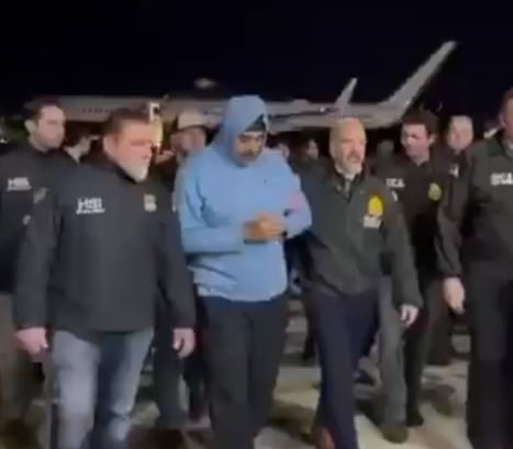 Esta es una de las primeras imágenes de Nicolás Maduro después de llegar a Nueva York, escoltado por un grupo de oficiales norteamericanos.