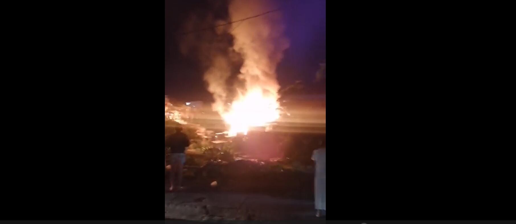 Los bomberos acuden al sector para apagar las llamas.