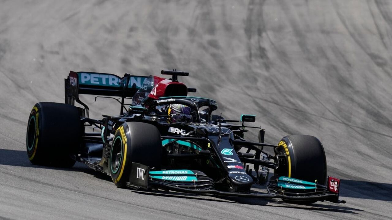 El británico se acercó a 14 puntos con respecto a su rival Max Verstappen