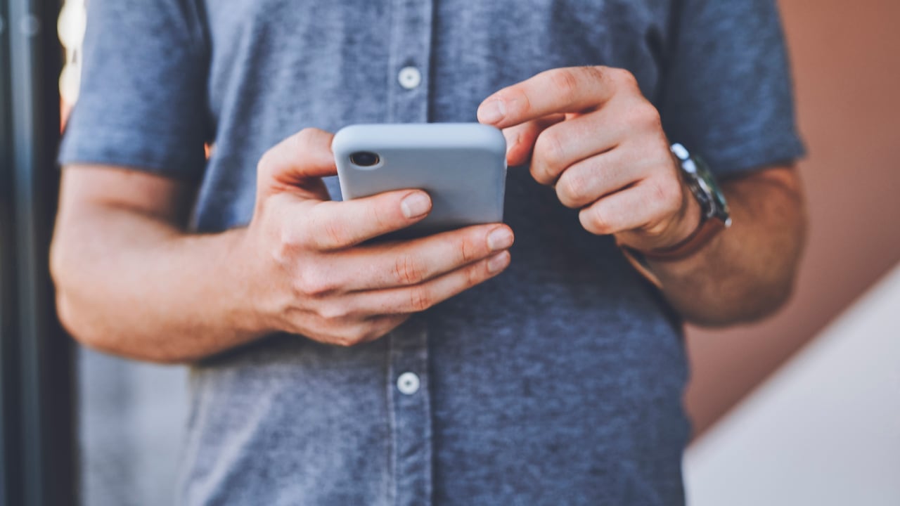 Cuidar la batería del celular ayuda a prolonga su vida útil.