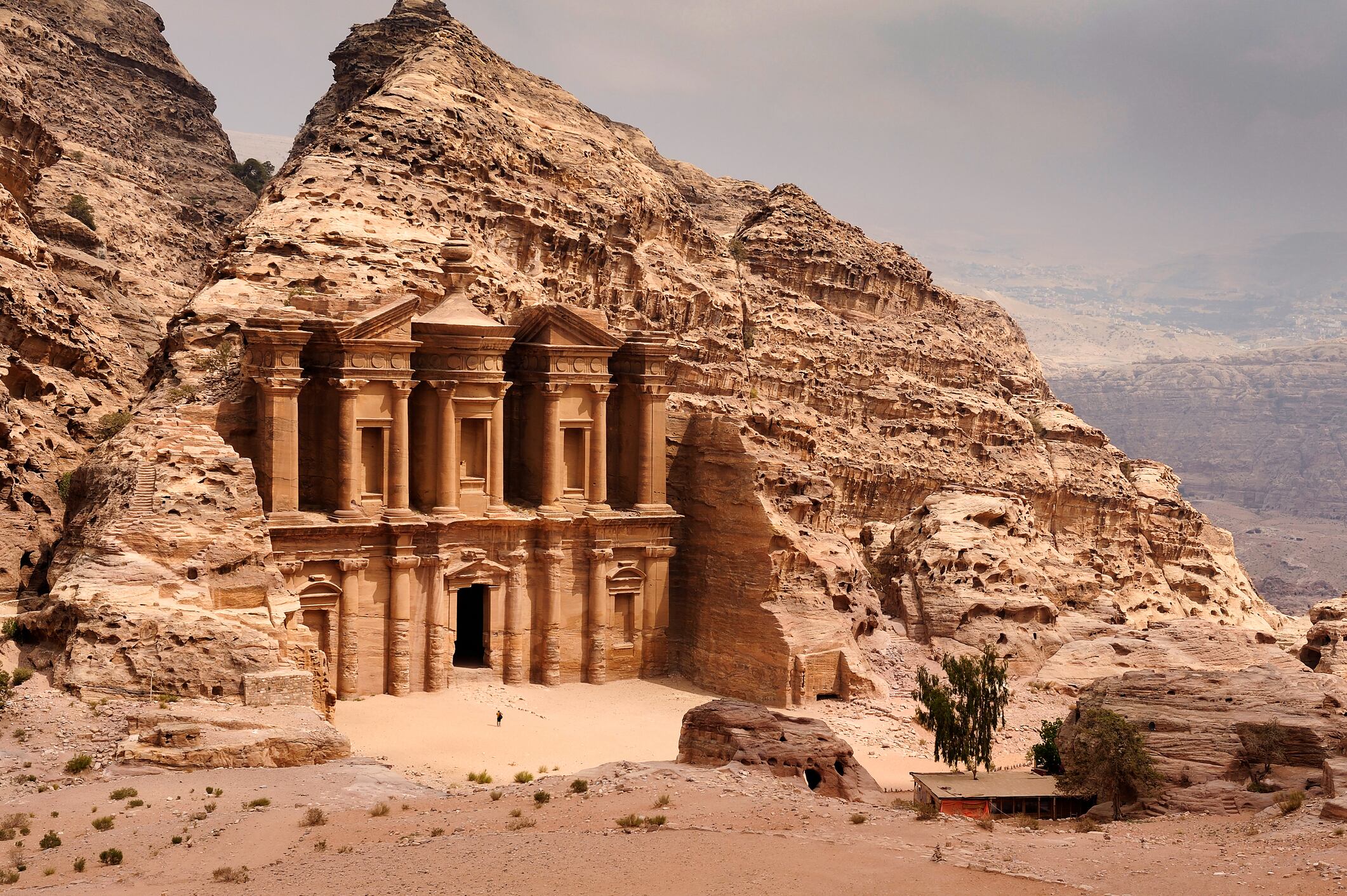 Una vista clásica de El Deir, el Monasterio de Petra. Se muestra en el contexto de la montaña en la que los nabateos tallaron la fachada en el siglo I. La fachada mide 50 metros de ancho por 45 metros de alto aproximadamente.