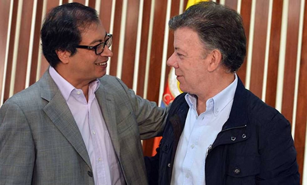 El presidente Gustavo Petro y el exmandatario Juan Manuel Santos.