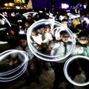 Niños boy scout juegan con sus linternas mientras cuentan los segundos para comenzar con La Hora del Planeta. Makati, Filipinas. Foto: Bullit Márquez/AP