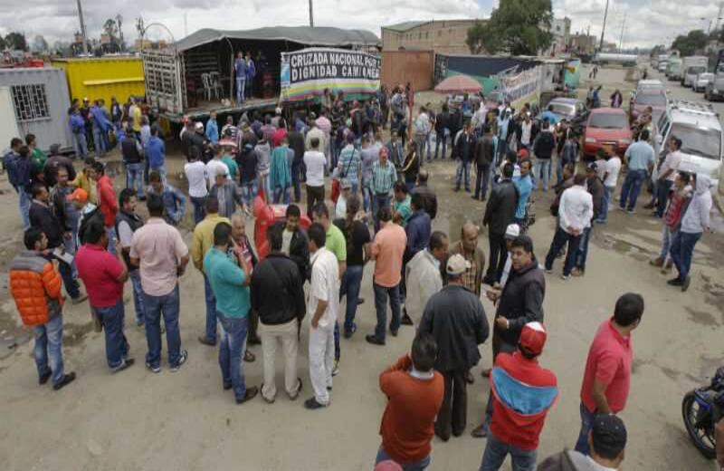 Los camioneros adelantan la protesta en la entrada suroccidental de Bogotá. Foto: Carlos Julio Martínez.   