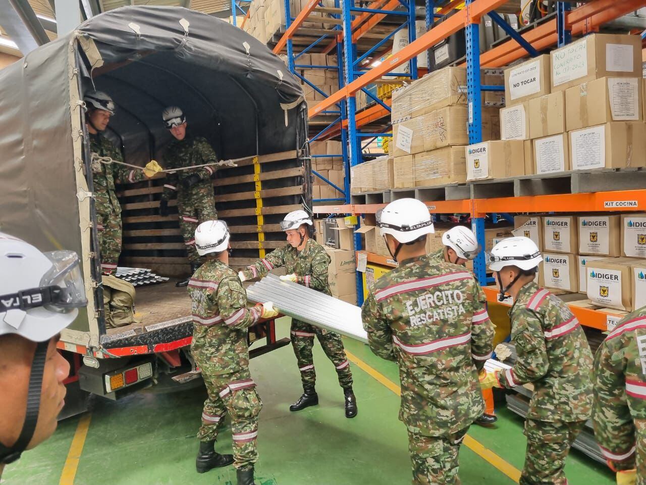 Soldados del Ejército Nacional entregaron ayudas humanitarias a los damnificados