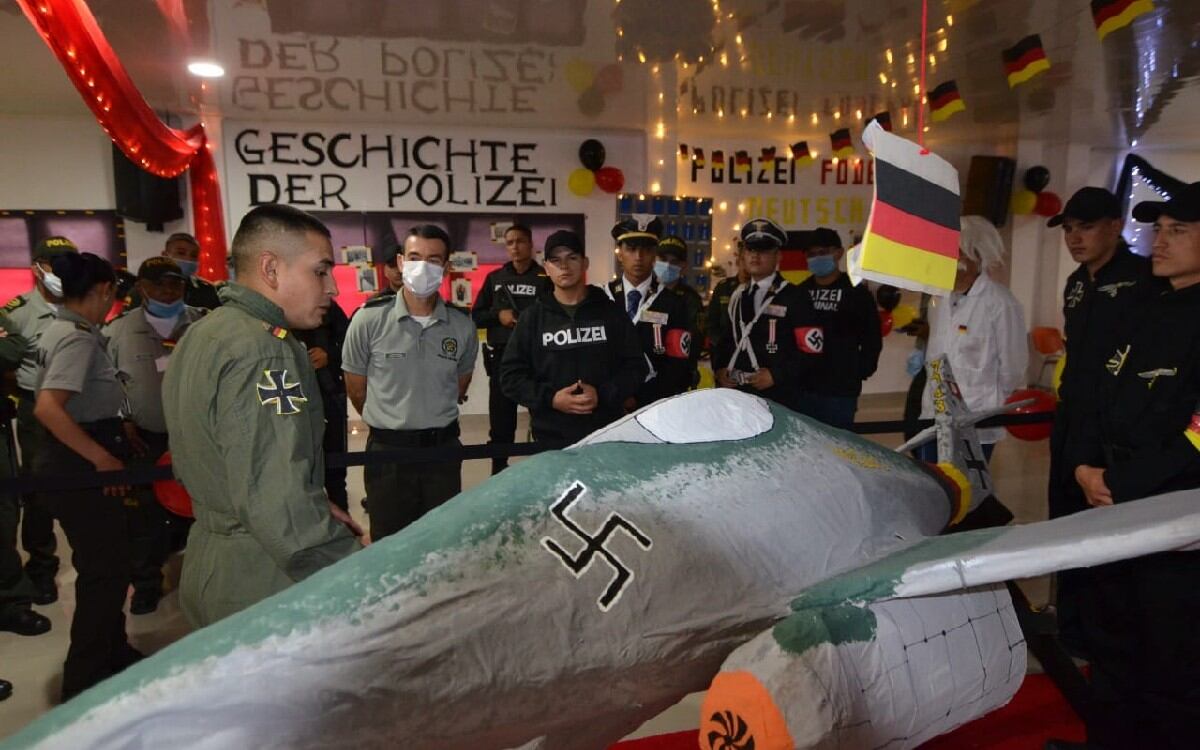 La actividad en la que se usaron símbolos nazi se llevó a cabo en Tuluá. La Policía ofreció excusas y anunció la destitución del director de la escuela de la institución en ese municipio.