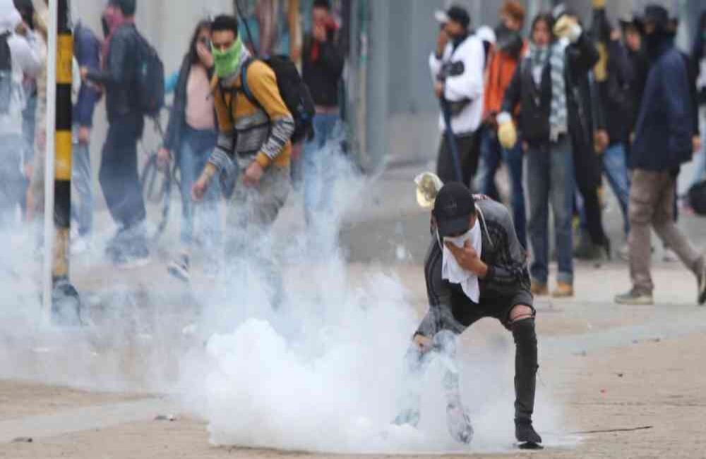 Algunas de las personas que acudieron a la Plaza de Bolívar se enfrentaron al Esmad. Foto: Diana Rey