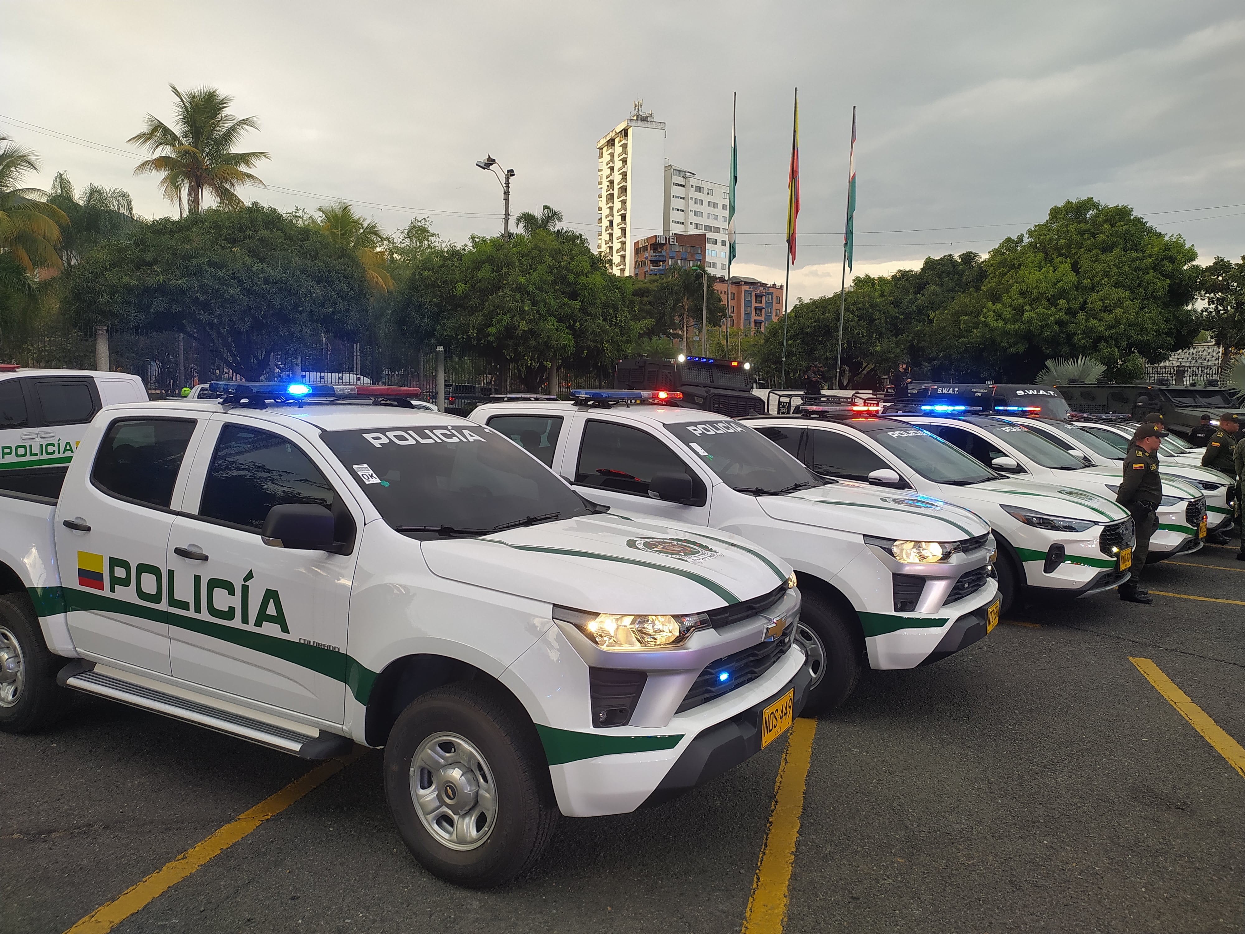 El Director General de la Policía, William Salamanca, realizó una visita al comando de la Policía Metropolitana de la capital del Valle, para verificar el nuevo parque automotor. Estos vehículos servirán para robustecer la seguridad en Cali durante la realización de la COP 16. Foto Jorge Orozco / El País