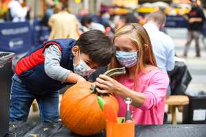 En preparación para Halloween, los neoyorquinos tallan calabazas en el Rockefeller Center. Las personas que trabajan en el Rockefeller Center se tomaron un descanso para aprender a tallar adecuadamente calabazas de Maniac Pumpkin Carvers, artistas de Brooklyn . La clase de tallado de calabazas fue parte del ZO de Tishman Speyer. Programa de amenidades para todos los que laboran en sus edificios. Foto: Diane Bondareff / AP para Tishman Speyer