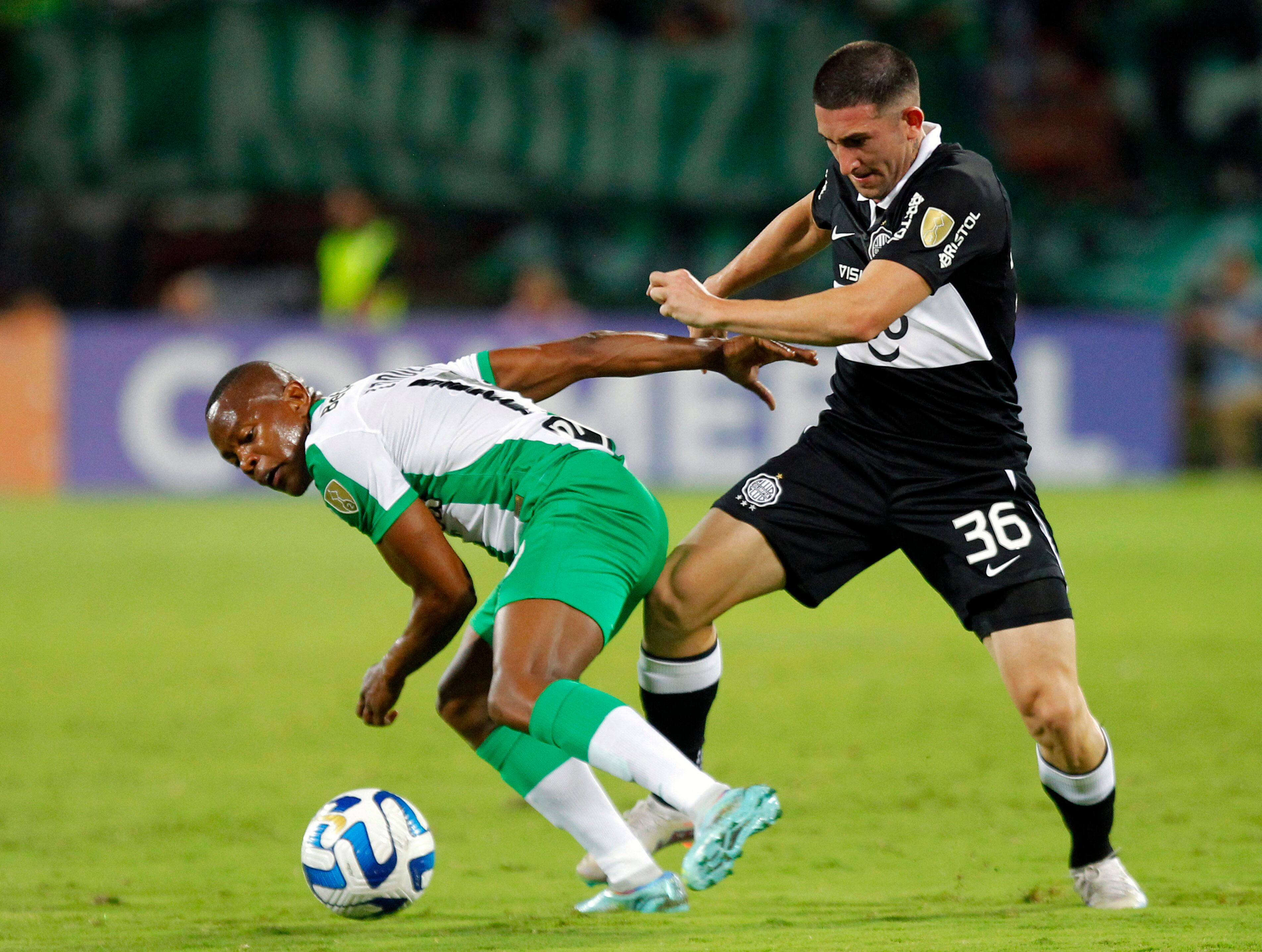 Facundo Zabala peleando un balón con Candelo.