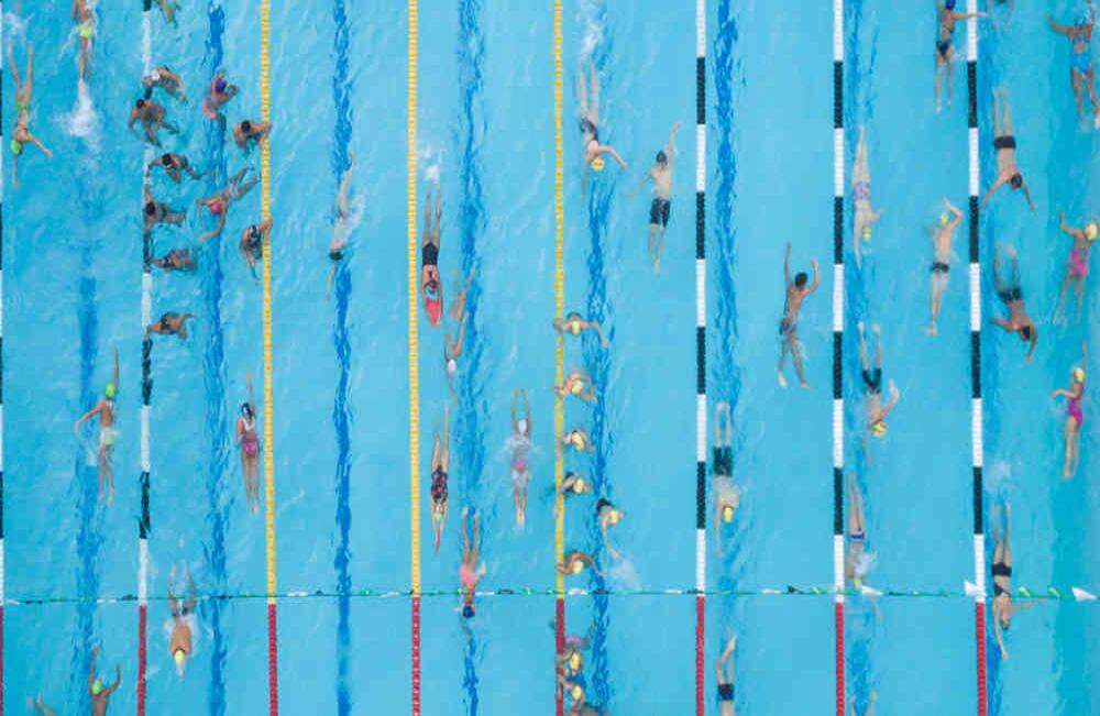 Nadadores se preparan para una competencia en el Complejo Acuático de Cúcuta.